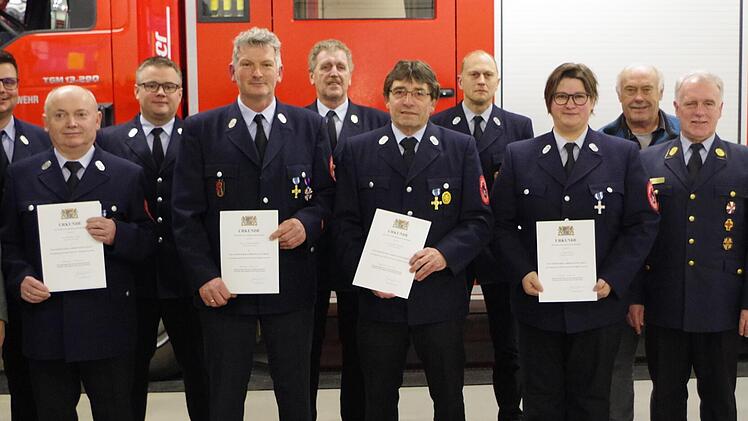 Das staatliche Feuerwehrehrenzeichen für aktiven Dienst erhielten Norbert Vetter, Christian Schulz, Rudolf Förtsch und Tina Vetter (3., 5., 7. und 9. von links). Christian Schulz wurde zudem zum Ehrenkommandanten ernannt.