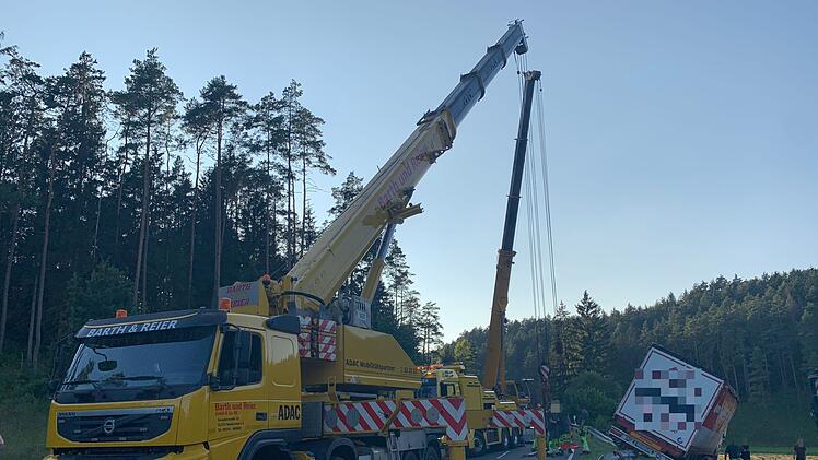 Neuhaus: Laster kippt auf Staatsstra&szlig;e um und landet in Feld - Ladung verteilt sich