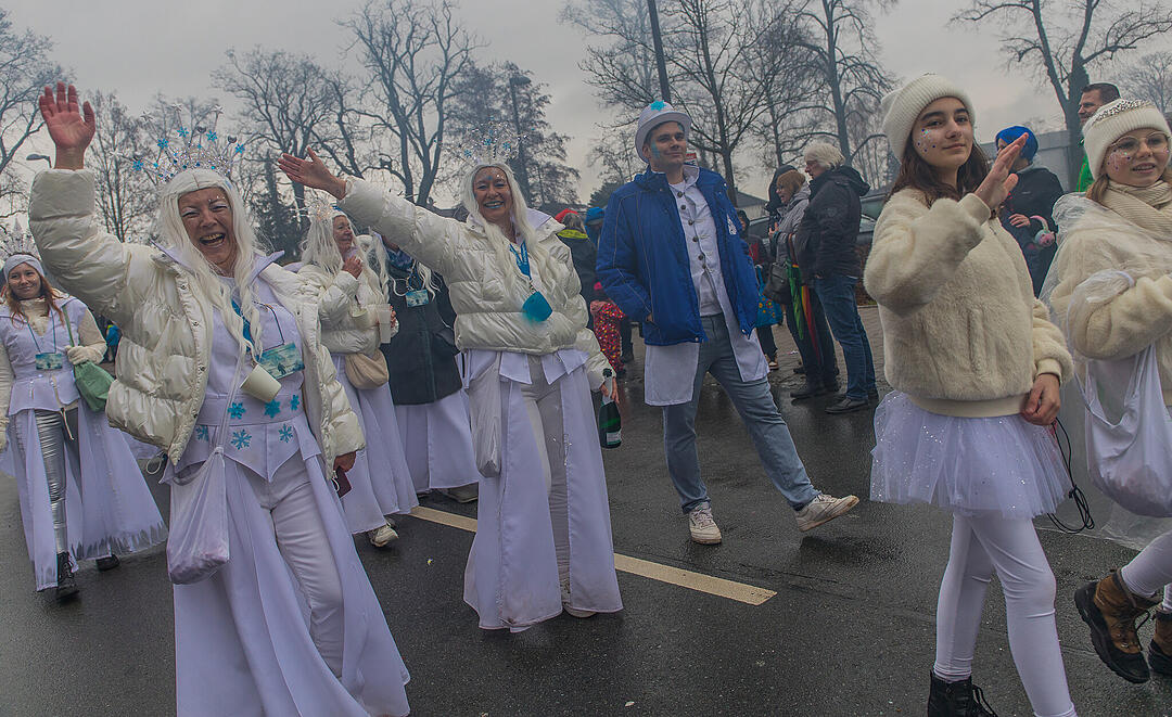 Buntes Faschingstreiben begeistert groß und klein.
