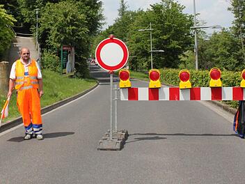 Mit Schranke und Manpower war die Straße im gefärdeten bereich der Au gesperrt. Foto: Thomas Mäuser Mit Schranke und Manpower war die Straße im gefärdeten bereich der Au gesperrt. Foto: Thomas Mäuser