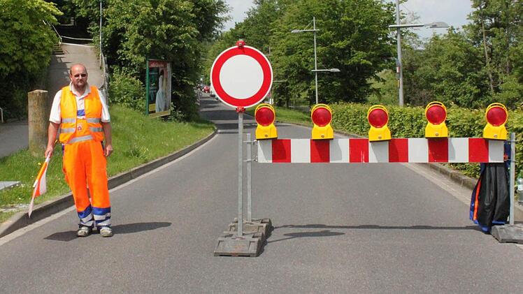Mit Schranke und Manpower war die Straße im gefärdeten bereich der Au gesperrt. Foto: Thomas Mäuser Mit Schranke und Manpower war die Straße im gefärdeten bereich der Au gesperrt. Foto: Thomas Mäuser