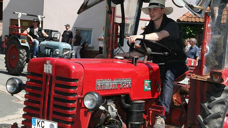 Auch die Traktorfreunde Schmölz waren beim Festzug mit von der Partie. Die ersten Schritte der Dorferneuerung unternahm Tüschnitz schließlich gemeinsam mit Schmölz.
