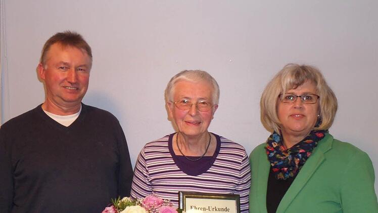Vorsitzende Renate Heid und ihr Stellvertreter Fridolin Fischer ernannten Johanna Schmitt zum Ehrenmitglied.