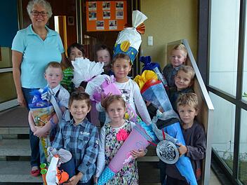 Zwei Mädchen und sieben Jungen wurden gestern in Presseck eingeschult. Unser Bild zeigt die Abc-Schützen zusammen mit Lehrerin Annemarie Hebentanz-Weiß. Foto: Werner Oetter