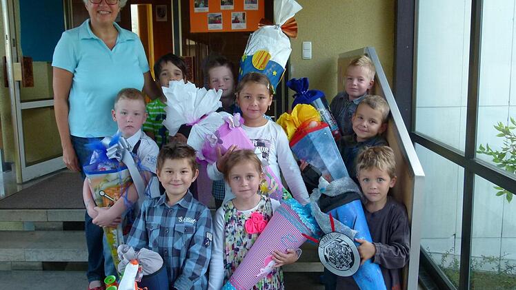 Zwei Mädchen und sieben Jungen wurden gestern in Presseck eingeschult. Unser Bild zeigt die Abc-Schützen zusammen mit Lehrerin Annemarie Hebentanz-Weiß. Foto: Werner Oetter