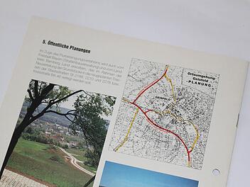 Bereits im Prospekt zur 1979 begonnen Flurbereinigung sind die Umgehungsstraßen zu sehen. Die Planung hat sich nur geringfügig verändert wurde aber in mehr als 30 Jahren nicht realisiert. Foto: Hans Kurz