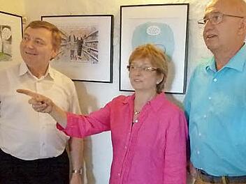 Sie kamen beim Betrachten der Bilder aus dem Staunen, Lächeln und Grübeln nicht heraus (von links): Pfarrer Norbert Lang, die Geschäftsführerin des Arbeitskreises Tourismus, Silvia Tauss, und Vorsitzender, Zweiter Bürgermeister Wolfgang Pfister. Foto: Lothar Weidner