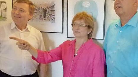 Sie kamen beim Betrachten der Bilder aus dem Staunen, Lächeln und Grübeln nicht heraus (von links): Pfarrer Norbert Lang, die Geschäftsführerin des Arbeitskreises Tourismus, Silvia Tauss, und Vorsitzender, Zweiter Bürgermeister Wolfgang Pfister. Foto: Lothar Weidner