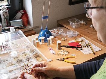 Magda Michel bringt ihren Perlenstern nochmals in Form. Seit Wochen bastelt sie für den Weihnachtsmarkt, aber auch für die BR-Sternstunden-Aktion. Foto: Heike Beudert