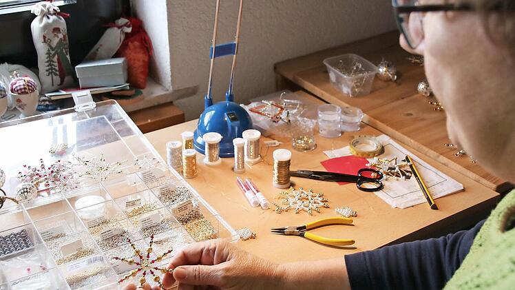 Magda Michel bringt ihren Perlenstern nochmals in Form. Seit Wochen bastelt sie für den Weihnachtsmarkt, aber auch für die BR-Sternstunden-Aktion. Foto: Heike Beudert