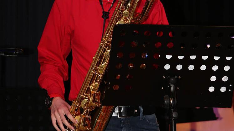 Tobias Rießner mit dem Bariton-Saxophon beim Sommerkonzert des Meranier-Gymnasiums. Die Ausbildung an seinem Instrument erhält er an der Lichtenfelser Heinrich-Faber-Musikschule. Foto: Andreas Gagel/MGL