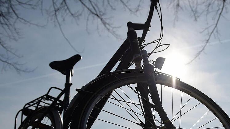 Ein 34-j&auml;hriger Mann aus Aschaffenburg war am Sonntag auf dem Main unterwegs, als pl&ouml;tzlich ein Fahrrad neben ihm einschlug. Symbolbild: Rainer Jensen/dpa
