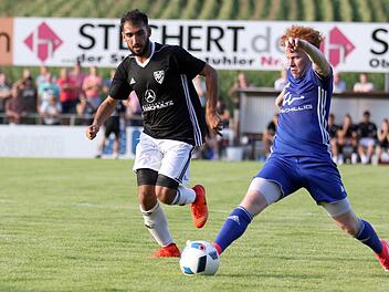 Das umkämpfte Hinspiel entschied der TSV Sonnefeld mit Emre Özdemir (links) gegen Frohnlach und René Knie mit 2:1 für sich. Foto: Timo Geldner/Archiv