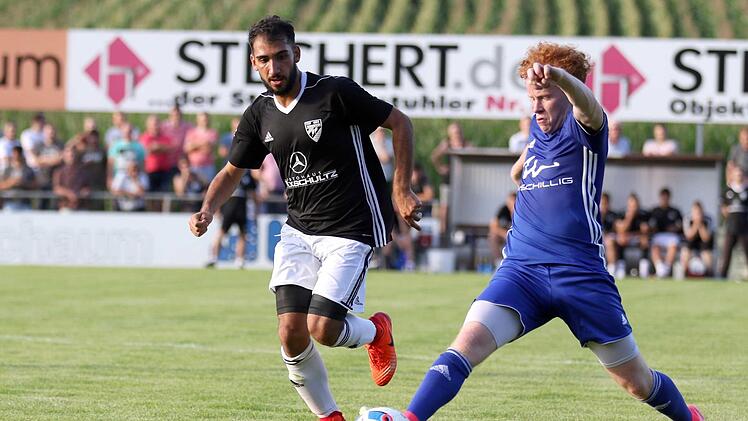 Das umkämpfte Hinspiel entschied der TSV Sonnefeld mit Emre Özdemir (links) gegen Frohnlach und René Knie mit 2:1 für sich. Foto: Timo Geldner/Archiv