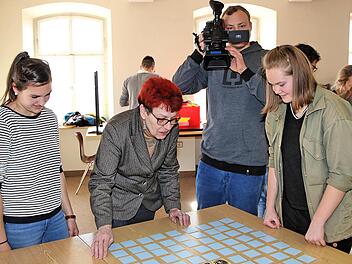 Der Seniorenraum im alten Rathaus von Poppenlauer dient nicht nur den älteren Mitbürgern. Kürzlich fand hier der Spielenachmittag "Jugend versus Politiker" statt, bei dem Jugendliche in zahlreichen Spielen gegen Kommunalpolitiker antraten. Auf unserem Bild versucht es die stellvertretende Landrätin Monika Horcher mit Memory. Foto: Dieter Britz