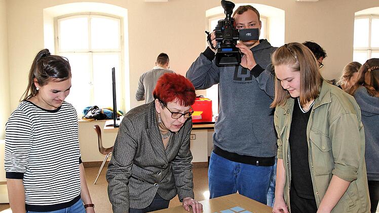 Der Seniorenraum im alten Rathaus von Poppenlauer dient nicht nur den älteren Mitbürgern. Kürzlich fand hier der Spielenachmittag "Jugend versus Politiker" statt, bei dem Jugendliche in zahlreichen Spielen gegen Kommunalpolitiker antraten. Auf unserem Bild versucht es die stellvertretende Landrätin Monika Horcher mit Memory. Foto: Dieter Britz