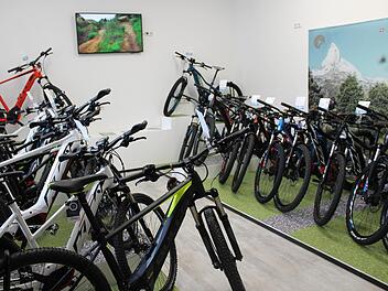 Radsport Haus bietet viele E-Bikes in seiner neuen Filiale an.  Foto: LP