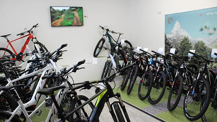 Radsport Haus bietet viele E-Bikes in seiner neuen Filiale an.  Foto: LP