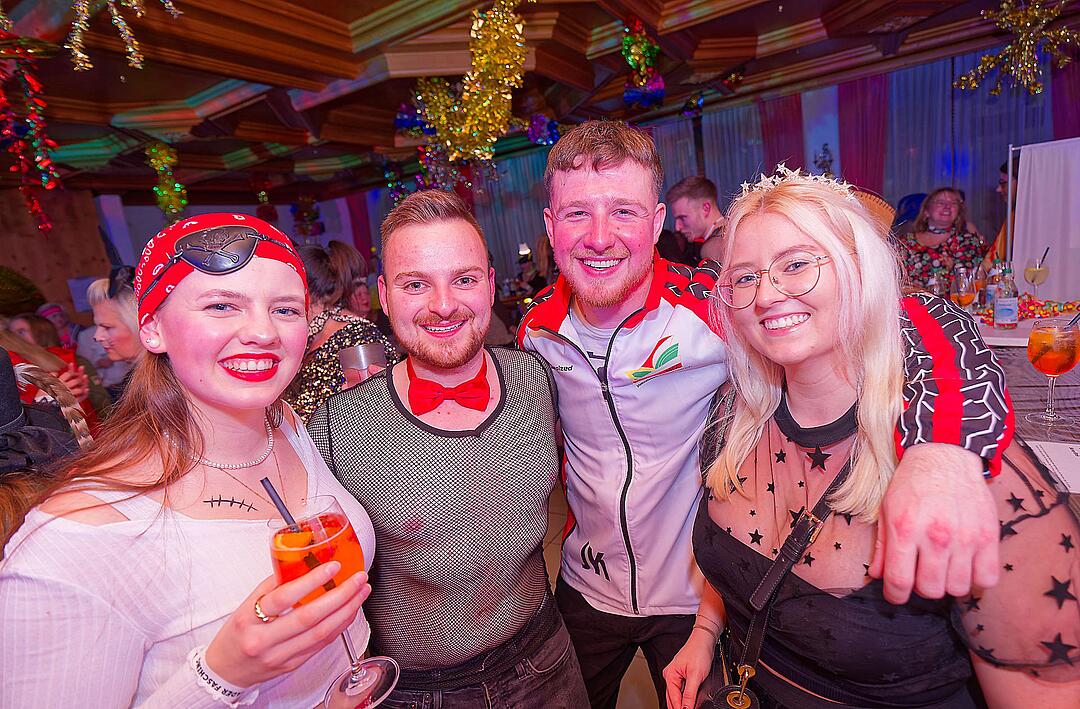 Drei Männerballetts, Musik von DJ Asti und vieles mehr gab es beim Weiberfasching!
