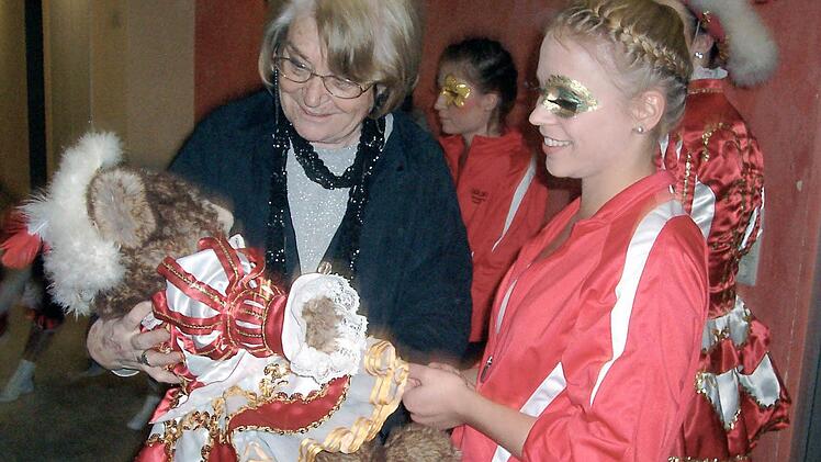 Sabrina mit Maskottchen Gardi.