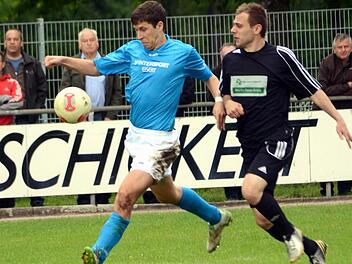 Der FC Großdechsendorf (blaue Trikots) hatte in der zweiten Halbzeit mehrfach die Chance zum Siegtreffer, musste sich gegen den TSV Vestenbergsgreuth aber mit einem 2:2 begnügen. Foto: herzopress