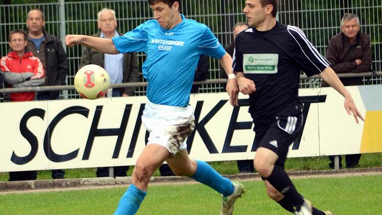 Der FC Großdechsendorf (blaue Trikots) hatte in der zweiten Halbzeit mehrfach die Chance zum Siegtreffer, musste sich gegen den TSV Vestenbergsgreuth aber mit einem 2:2 begnügen. Foto: herzopress