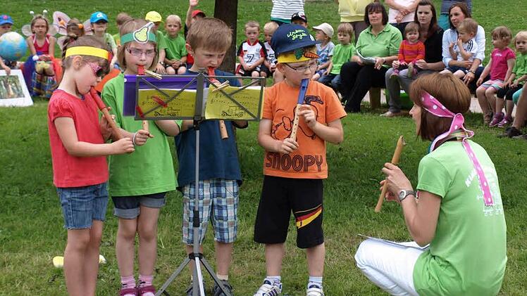 Die Flötengruppe spielte beim Sommerfest des Kindergartens St. Marien (von links): Eliana, Lena, Max, Fabian und Erzieherin Tanja Emrich.