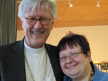 Der "Tag der Religionen" in Coburg war für Landesbischof Heinrich Bedford-Strohm quasi ein Heimspiel. Hier begrüßt Gabriele Zahn, Mitarbeiterin in der Wefa in Coburg, den Bischof. Beide verbindet eine langjährige Freundschaft. Gabi Zahn assistierte auch bei der Amtseinführung des Bischofs.