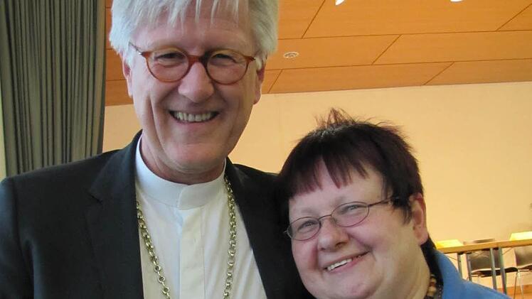 Der "Tag der Religionen" in Coburg war für Landesbischof Heinrich Bedford-Strohm quasi ein Heimspiel. Hier begrüßt Gabriele Zahn, Mitarbeiterin in der Wefa in Coburg, den Bischof. Beide verbindet eine langjährige Freundschaft. Gabi Zahn assistierte auch bei der Amtseinführung des Bischofs.