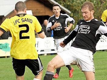 Nachbarderby in der Landesliga Nordwest: Zweimal trafen der FC Sand und der FC Augsfeld in dieser Saison aufeinander, zweimal gewannen die Sander. Nach dem Rückzug des FCA aus der Landesliga werden den Sandern jetzt die sechs Zähler wieder aberkannt. Foto: Günther Geiling