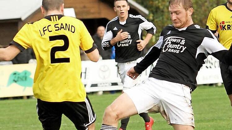 Nachbarderby in der Landesliga Nordwest: Zweimal trafen der FC Sand und der FC Augsfeld in dieser Saison aufeinander, zweimal gewannen die Sander. Nach dem Rückzug des FCA aus der Landesliga werden den Sandern jetzt die sechs Zähler wieder aberkannt. Foto: Günther Geiling