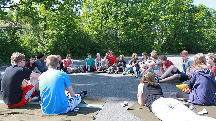 Bei dem schönen Wetter haben sich die Schüler nicht nur in der Turnhalle eingesperrt, sondern sich auch draußen niedergelassen. Foto: Katharina Becht