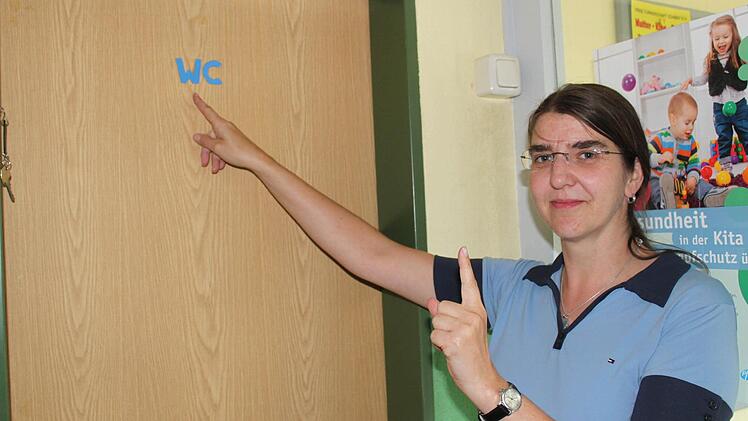 Im Kindergarten gibt es nur ein WC für eine Person, gleich welchen Geschlechts. Das entspricht nicht heuten Standards.