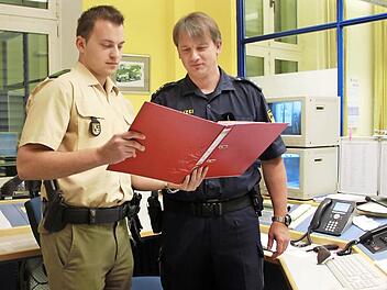 Dienstgruppenleiter Robert Biersch geht vor der Nachtschicht nochmal alles mit seinem Kollegen Michael Fröhling durch.  Fotos: Lisa Kieslinger