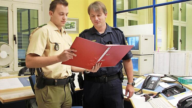 Dienstgruppenleiter Robert Biersch geht vor der Nachtschicht nochmal alles mit seinem Kollegen Michael Fröhling durch.  Fotos: Lisa Kieslinger