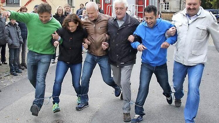 Die Gemeinderäte gewannen als Mannschaft "Die Geheimräte" die zweite Kirchweih-Olympiade in Untersiemau. Fotos: Michael Stelzner