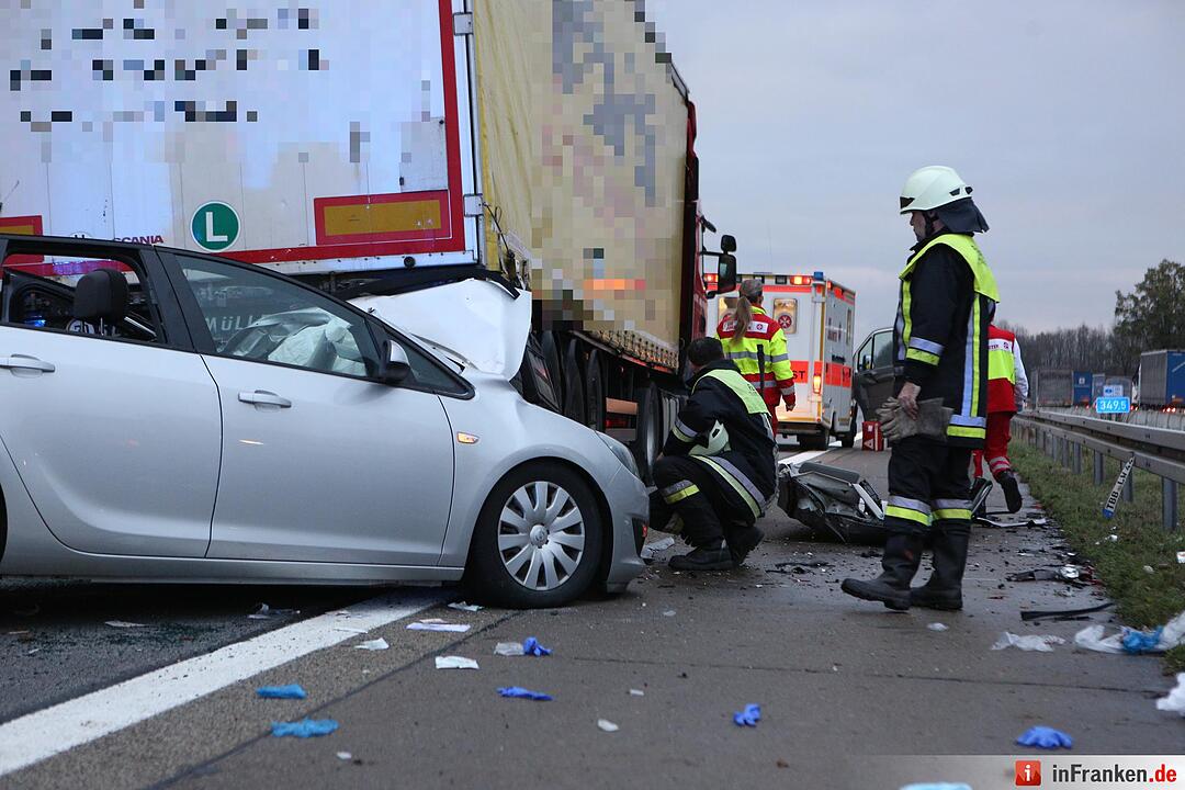 A3 voll gesperrt: Pkw rutscht unter Lkw