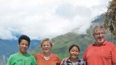 Elfriede und Günter Christof (rote Shirts), Gyurmi und seine Frau Yangzene oberhalb von Shyabru Besi, hoch oben im Gebirge