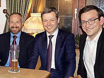 Bund und Kommunen - darum ging es bei einer Veranstaltung der Kommunalpolitischen Vereinigung Oberfranken mit unter anderem (von links) dem Landesgesch&auml;ftsf&uuml;hrer der KPV J&ouml;rg Kunstmann, dem Parlamentarischen Staatssekret&auml;r MdB Thomas Silberhorn und dem Leiter der Aufnahmeeinrichtung Oberfranken, Markus Oesterlein. Foto: privat