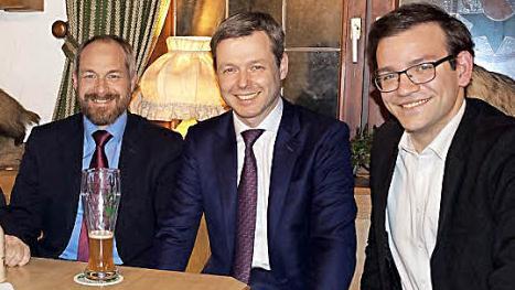 Bund und Kommunen - darum ging es bei einer Veranstaltung der Kommunalpolitischen Vereinigung Oberfranken mit unter anderem (von links) dem Landesgesch&auml;ftsf&uuml;hrer der KPV J&ouml;rg Kunstmann, dem Parlamentarischen Staatssekret&auml;r MdB Thomas Silberhorn und dem Leiter der Aufnahmeeinrichtung Oberfranken, Markus Oesterlein. Foto: privat