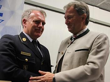 Landrat Klaus Löffler (rechts) gratuliert Joachim Ranzenberger zur Wiederwahl als Kreisbrandrat.Fotos: Veronika Schadeck