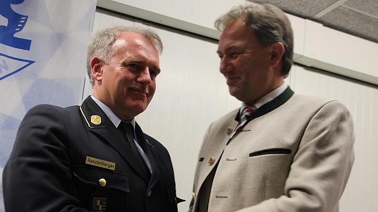 Landrat Klaus Löffler (rechts) gratuliert Joachim Ranzenberger zur Wiederwahl als Kreisbrandrat.Fotos: Veronika Schadeck