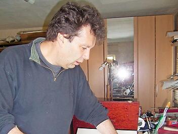 Stephan-Klenner-Otto in seinem Atlier in Hornungsreuth; dort hat er die Radierungen f&uuml;r den Thriller "Der B&uuml;chernarr" gefertigt.