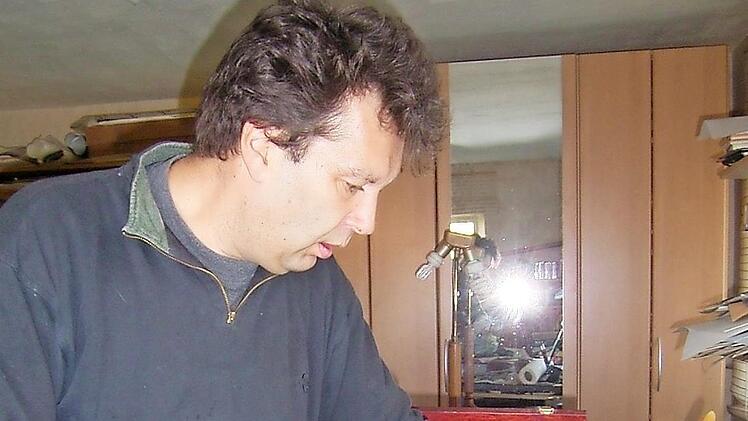 Stephan-Klenner-Otto in seinem Atlier in Hornungsreuth; dort hat er die Radierungen f&uuml;r den Thriller "Der B&uuml;chernarr" gefertigt.