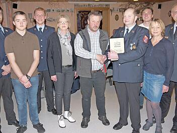Ehrung und Neuaufnahmen (von links): Martin Schmidt, Elias Amon, Martin Göppner, Gabriele Böhmer, Thomas Zahner, Horst Amon, Simon Schug, Eveline Zeis und Siegfried Hammrich  Foto: Berthold Köhler