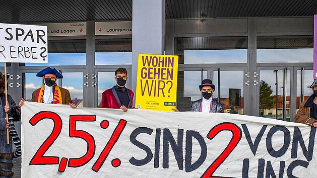 Schauspieler und weitere Mitarbeiter des E.T.A.-Hoffmann-Theaters sowie einige freie Schauspieler protestieren vor der Vollsitzung des Stadtrates in der Brose Arena gegen die Kürzung des Budgets. Sie fürchten um ihre Zukunft.  Foto: Ronald Rinklef