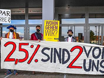 Schauspieler und weitere Mitarbeiter des E.T.A.-Hoffmann-Theaters sowie einige freie Schauspieler protestieren vor der Vollsitzung des Stadtrates in der Brose Arena gegen die Kürzung des Budgets. Sie fürchten um ihre Zukunft.  Foto: Ronald Rinklef