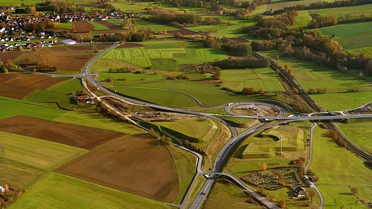 Blick von oben auf einen Teil der Umgehung. Die Häuser links gehören zu Ludwigschorgast, rechts unten ist der Untersteinacher Friedhof zu sehen.  Foto:  Nürnberg Luftbild, Hajo Dietz