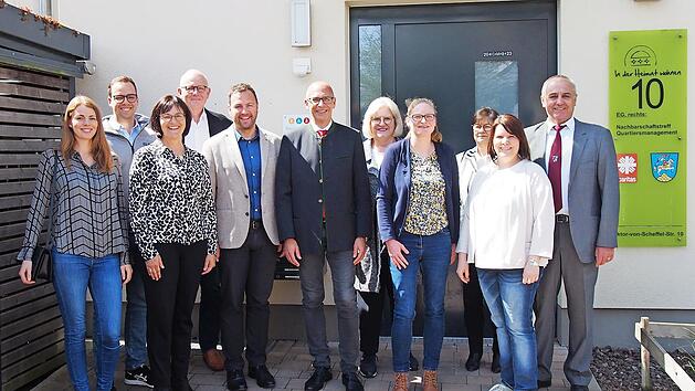 Zu einer kleinen Feierstunde trafen sich in Bad Staffelstein Landrat Christian Mei&szlig;ner (Mitte) mit (v. l. ) Julia Raab, Benedikt Raab, Gisela Raab, Wolfgang Schubert-Raab, B&uuml;rgermeister Mario Sch&ouml;nwald, Melitta Braun, Kerstin Hahn, Constance K&ouml;pke...