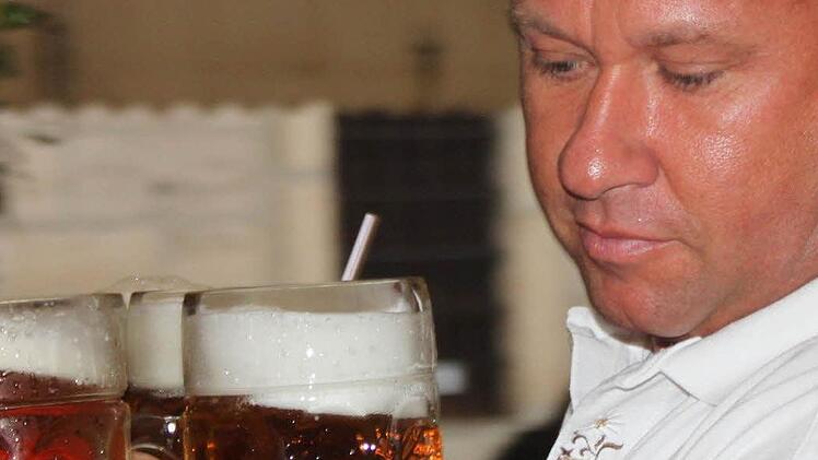 Beim Maßkrug-Stemmen. Foto: Michael Schulbert